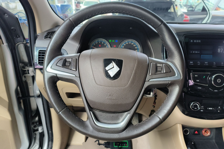 宝骏730 2014款 1.5L 手动豪华导航ESP版 7座中控内饰13