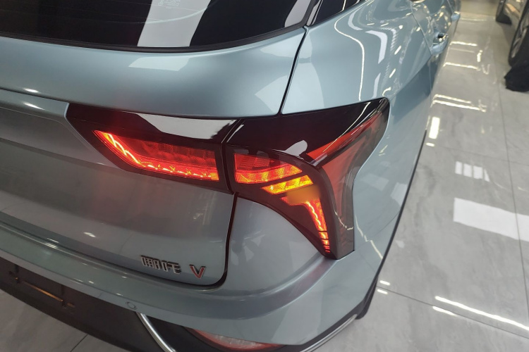 哪吒汽车 哪吒V 2022款 潮 400 Lite车身外观9