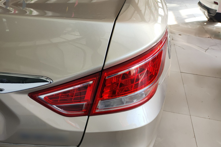 海马 福美来 2015款 1.6L 手动品尚型车身外观9