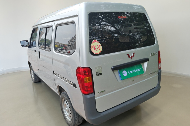 五菱汽车 五菱之光 2015款 1.2L 标准型LSI车身外观5