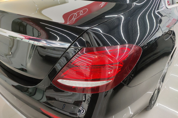 奔驰E级 2020款 E 260 L 运动型车身外观9