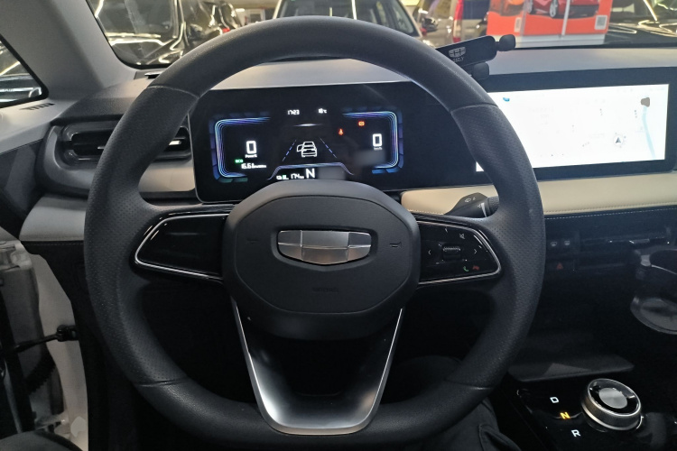 吉利几何E萤火虫 2024款 301km 流光中控内饰13