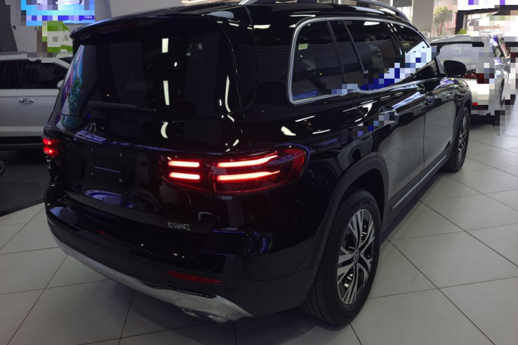 奔驰GLB 2025款 GLB 220 动感型车身外观7