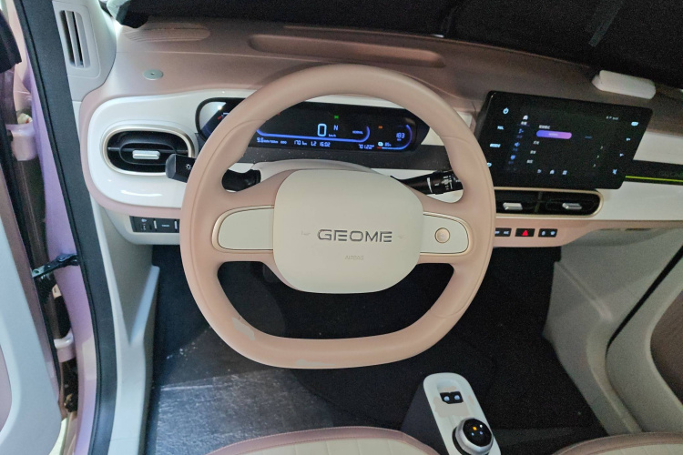 吉利银河 2025款 210km 熊猫卡丁中控内饰13