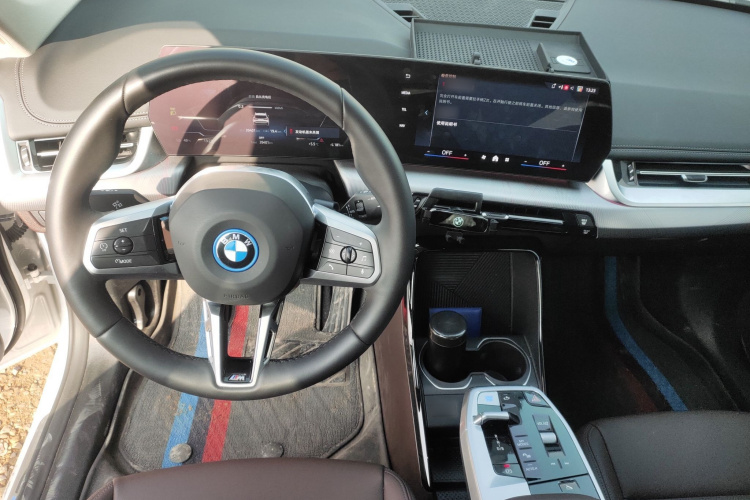 宝马iX1 2023款 eDrive25L M运动套装中控内饰7002