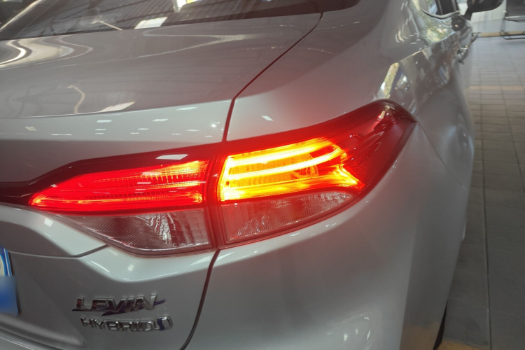 丰田 雷凌 2022款 双擎 1.8H E-CVT领先版车身外观6006