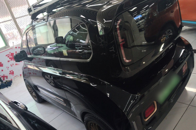 宝骏KiWi EV 2022款 艺术家轻享版 磷酸铁锂车身外观4