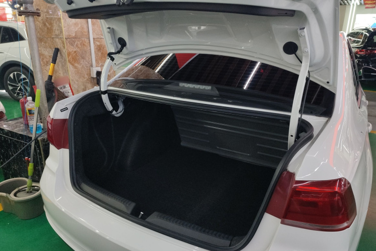 大众 桑塔纳 2021款 1.5L 手动风尚版机舱底盘23