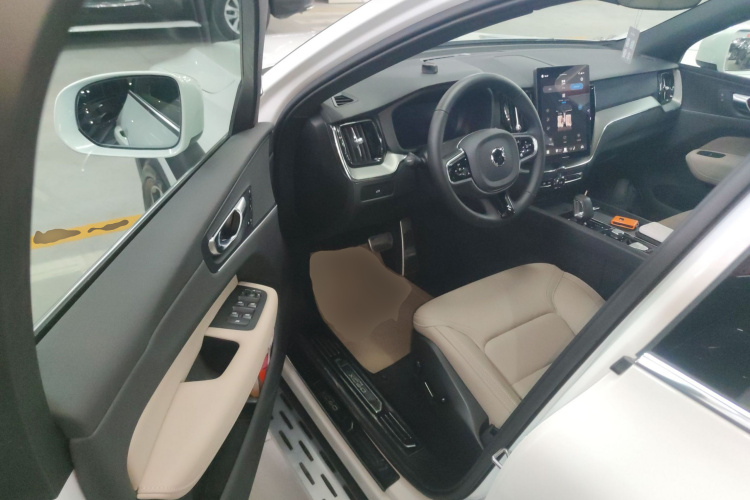 沃尔沃XC60 2026款 B5 四驱智逸豪华版中控内饰7003