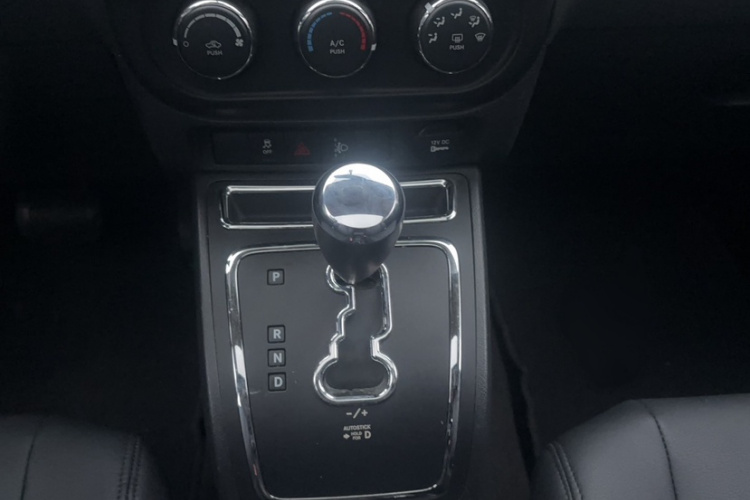 Jeep 指南者(进口) 2014款 2.0L 两驱运动版中控内饰7005