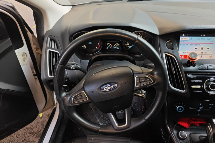 福特 福克斯 2018款 三厢经典 1.6L 自动风尚型智行版中控内饰13