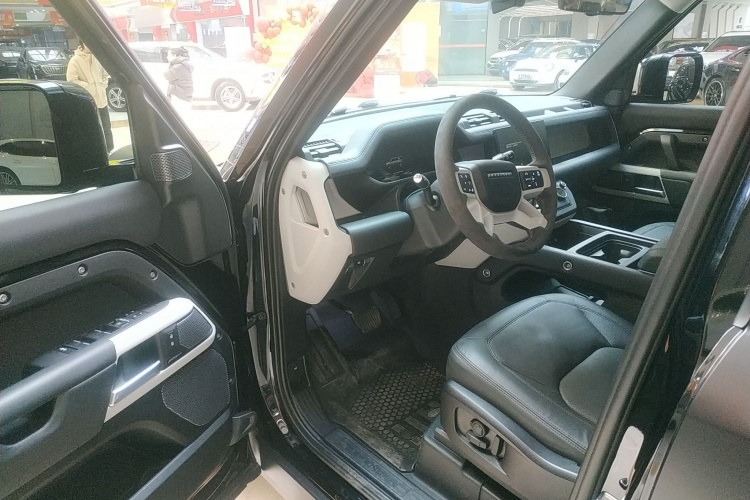 路虎卫士 2024款 110 3.0T P400 暗黑特别版中控内饰7003