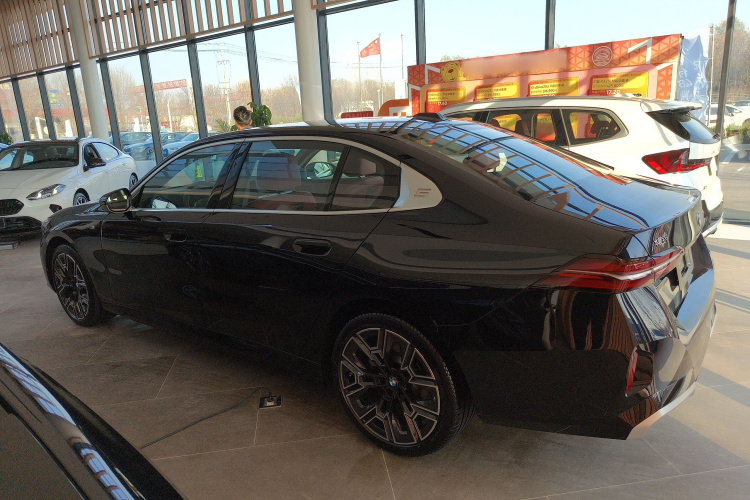 宝马5系 2025款 530Li 领先型 M运动套装车身外观6005