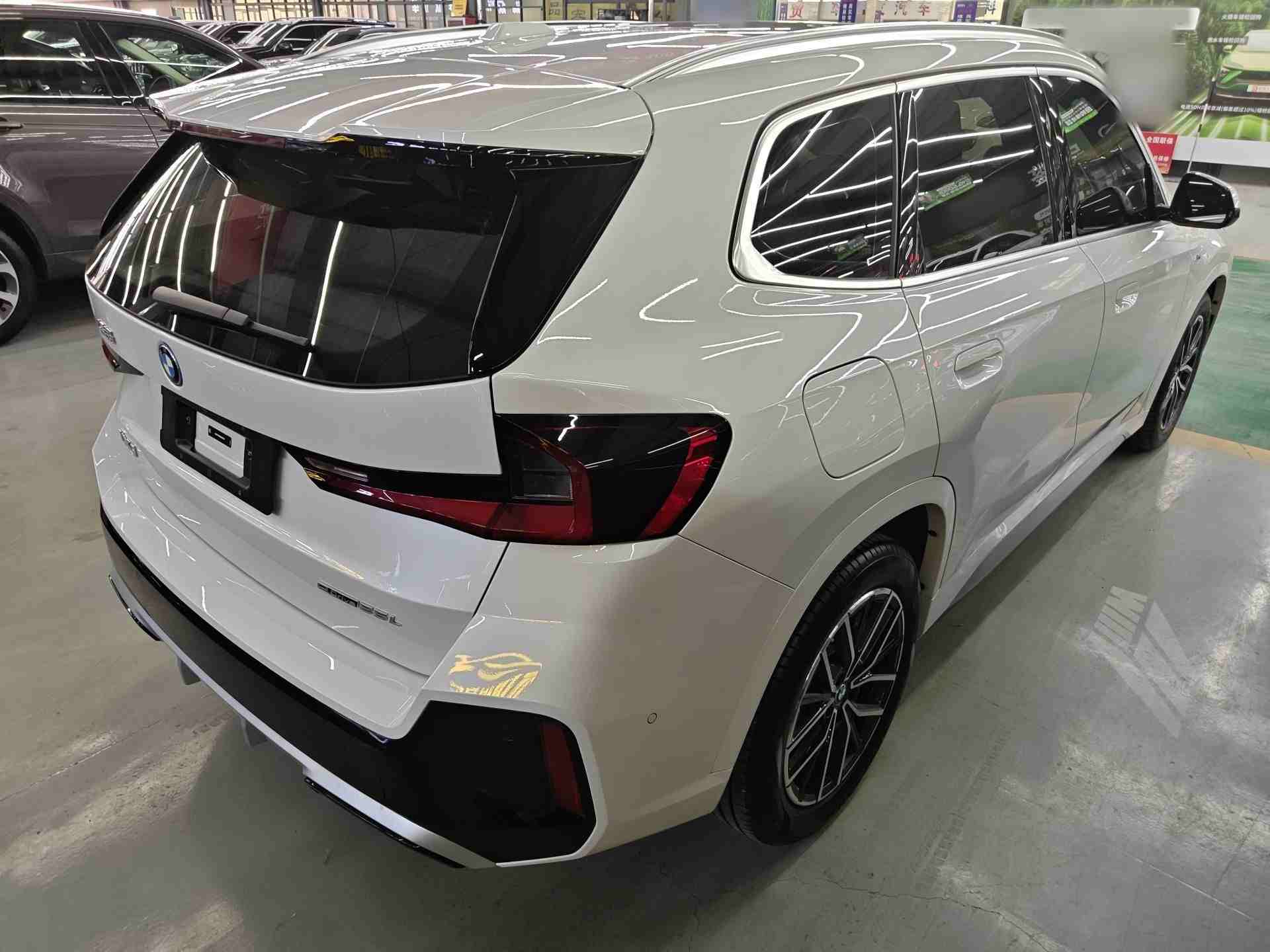 车辆右后45度外观展示