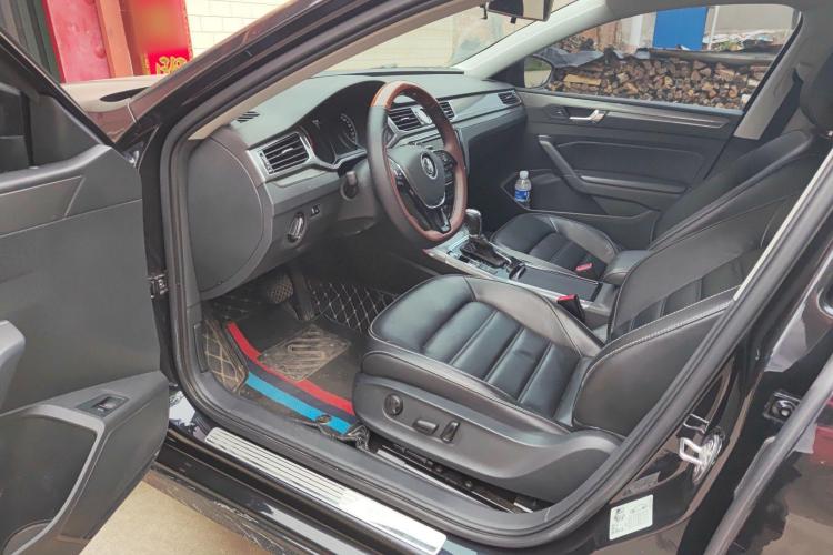 大众 帕萨特 2017款 330TSI DSG尊荣版中控内饰7002