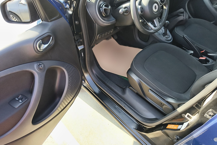 smart forfour 2016款 1.0L 52千瓦激情版中控内饰7003