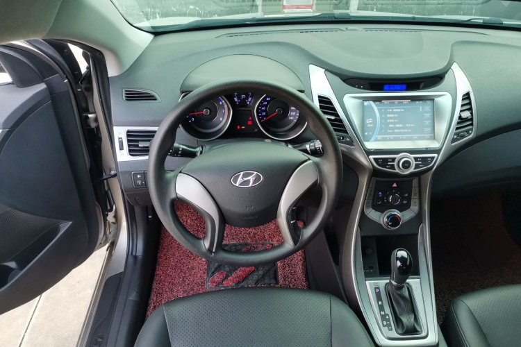 现代 朗动 2012款 1.6L 自动时尚型中控内饰13