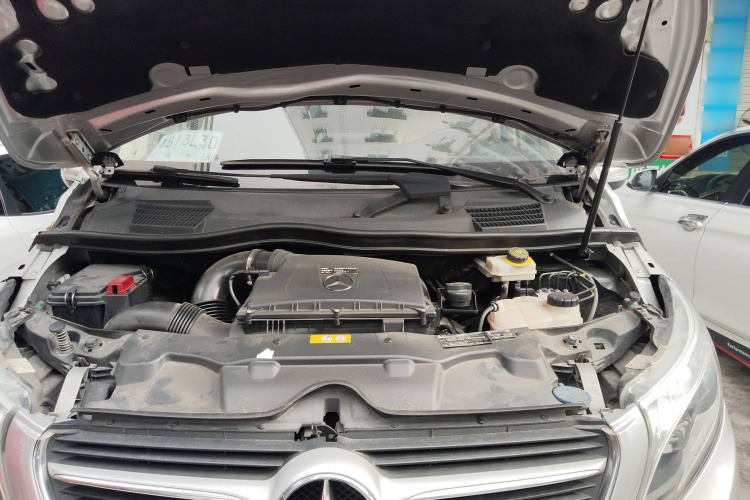奔驰V级 2017款 V 260 领航版机舱底盘24