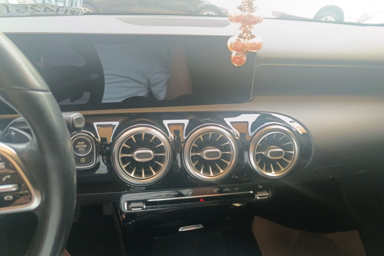 奔驰A级(进口) 2019款 A 200 动感型中控内饰7002
