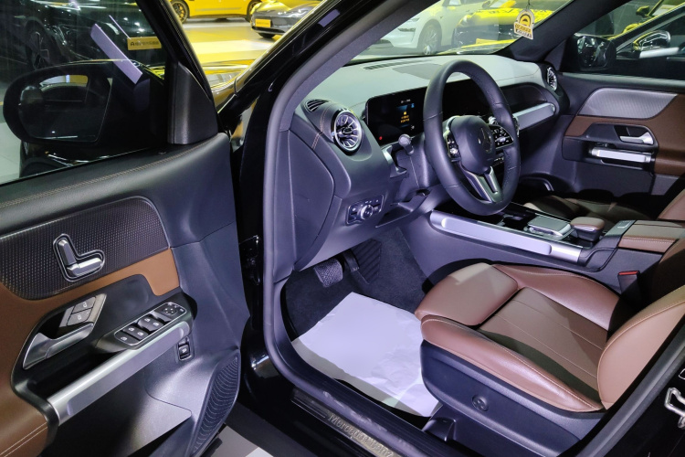 奔驰GLB 2021款 GLB 200 动感型中控内饰20