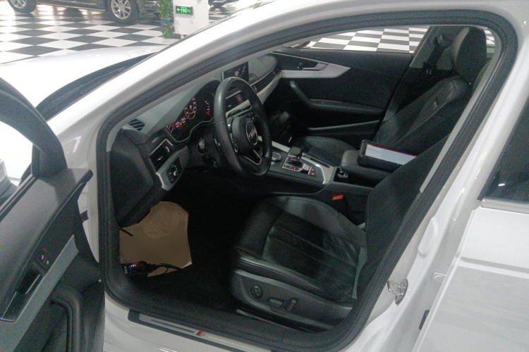 奥迪A4L 2018款 30周年年型 40 TFSI 时尚型中控内饰19