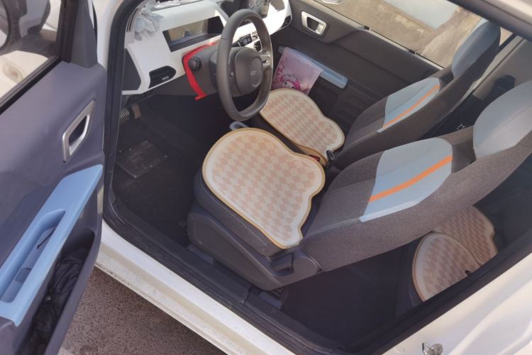 吉利银河 2023款 熊猫mini 120km 萌萌熊中控内饰7003