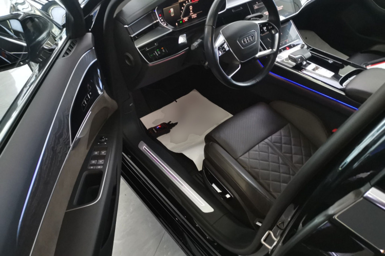 奥迪A8 2022款 A8L 50 TFSI quattro 舒适型典藏版中控内饰7003