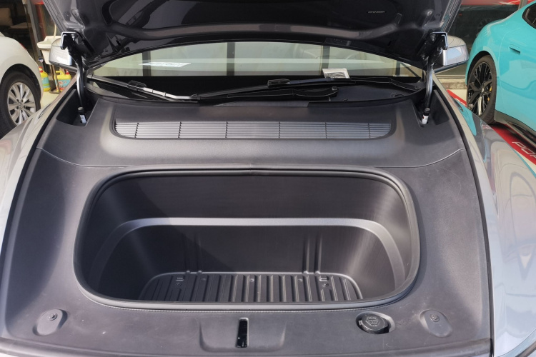 特斯拉 Model Y 2025款 后轮驱动 首发版机舱底盘24