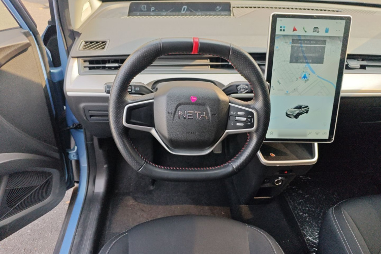 哪吒汽车 哪吒V 2022款 潮 300 Lite 三元锂中控内饰13