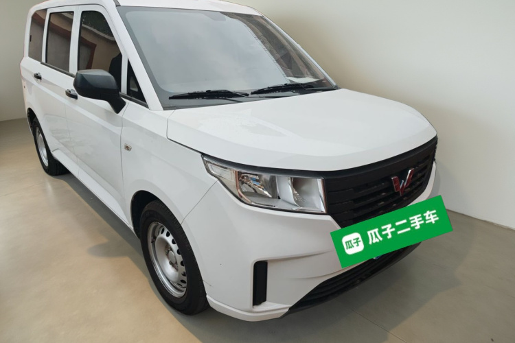 五菱汽车 五菱宏光PLUS 2020款 1.5L 手动标准型 5座车身外观3