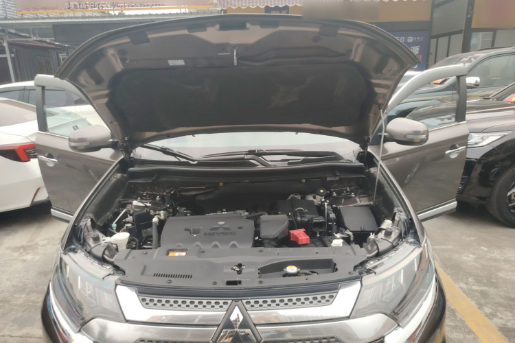 三菱 欧蓝德 2020款 2.4L 四驱致享版 5座机舱底盘24