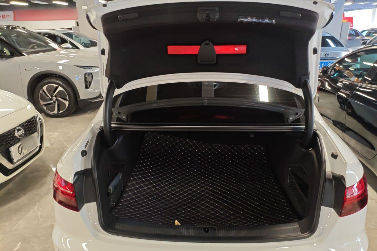 奥迪A4L 2022款 40 TFSI 豪华动感型机舱底盘23