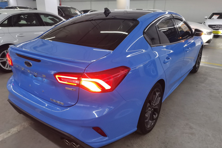 福特 福克斯 2022款 三厢 EcoBoost 180 自动ST Line车身外观7