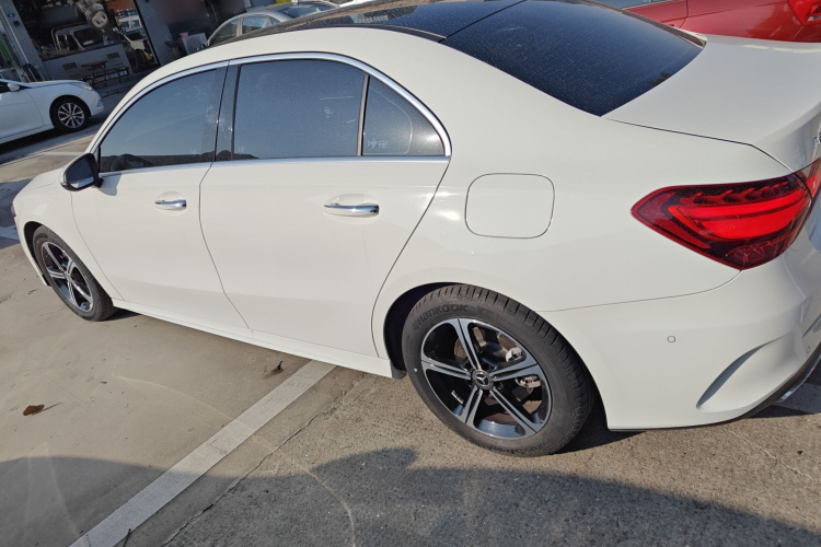 奔驰A级 2023款 A 200 L 时尚型车身外观4