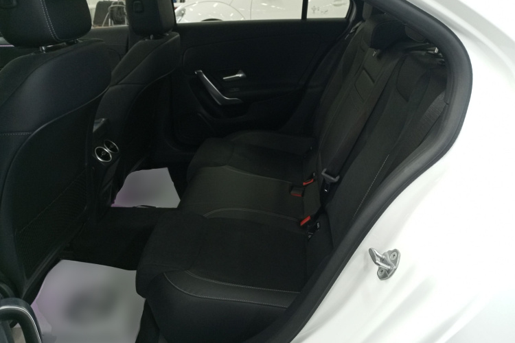 奔驰A级 2022款 A 200 L 运动轿车动感型中控内饰21