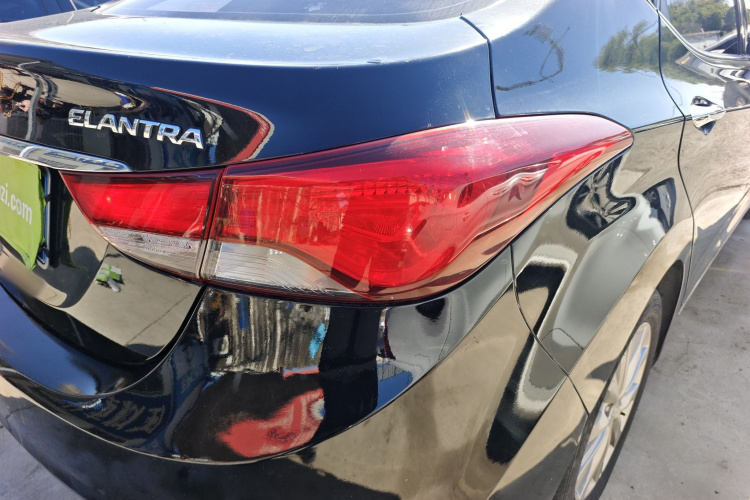 现代 朗动 2016款 1.6L 自动尊贵型车身外观9