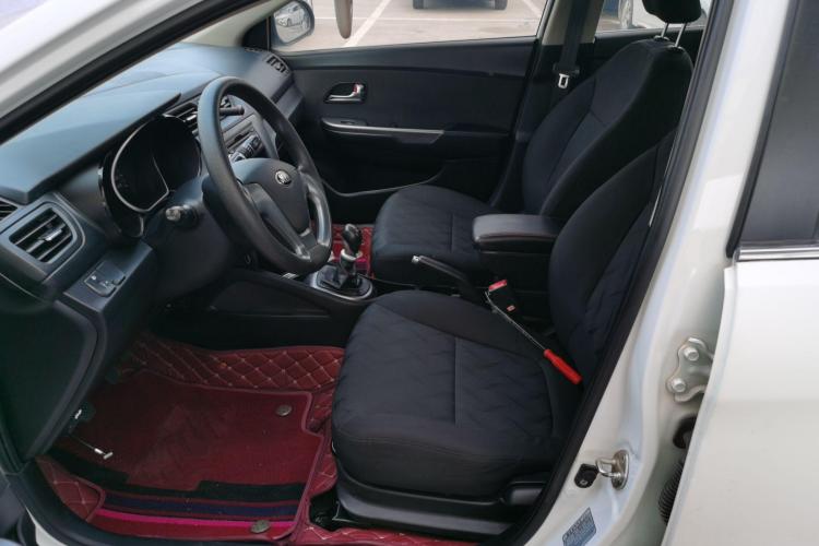 起亚K2 2015款 三厢 1.4L MT GLS局部细节19