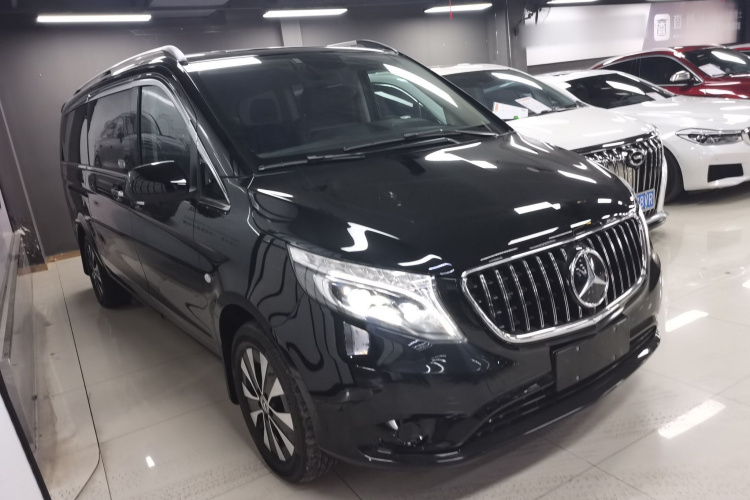 奔驰 威霆 2023款 2.0T 精英版 7座车身外观3