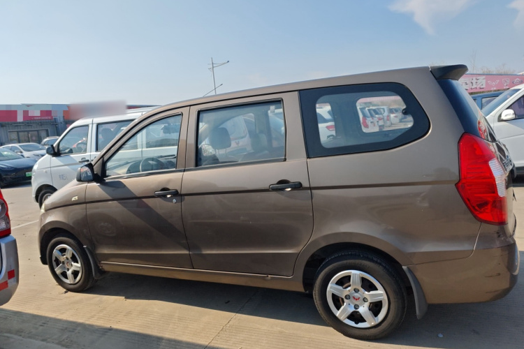 五菱汽车 五菱宏光 2015款 1.2L S 基本型国V车身外观4