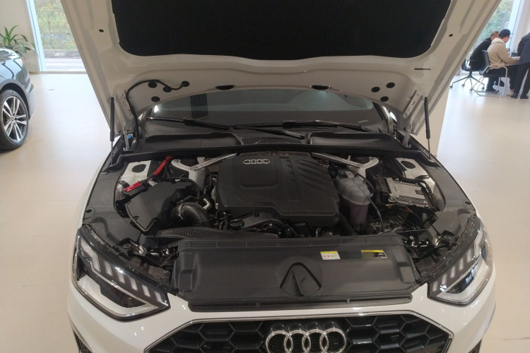 奥迪A4L 2025款 200万辆悦享版 40 TFSI 时尚动感型机舱底盘24