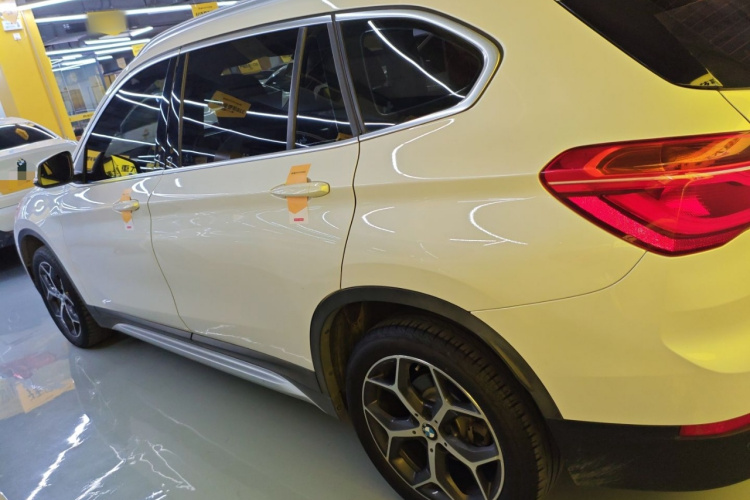 宝马X1 2019款 xDrive20Li 尊享型车身外观4