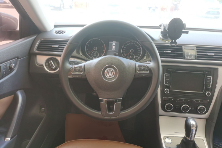 大众 帕萨特 2014款 1.8TSI DSG御尊版中控内饰13