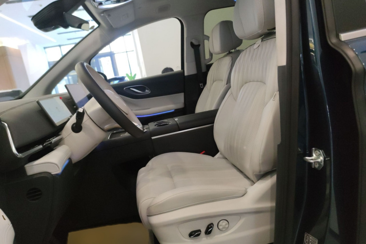 岚图汽车 岚图梦想家 2025款 PHEV 四驱旗舰鲲鹏版局部细节19