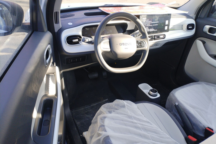 吉利银河 2025款 210km 熊猫卡丁中控内饰13