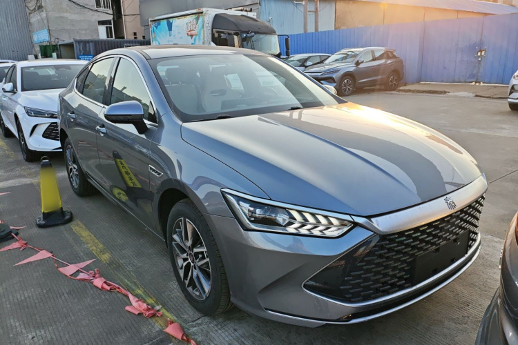 比亚迪 秦PLUS 2024款  荣耀版 DM-i 120KM超越型车身外观6002