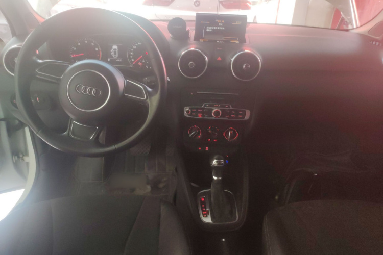 奥迪A1 2016款 30 TFSI Sportback Design风尚版中控内饰7002