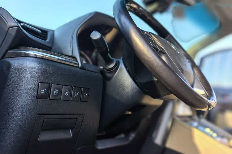 丰田 威尔法 2021款 皇冠 双擎 2.5L HV至尊版局部细节9010