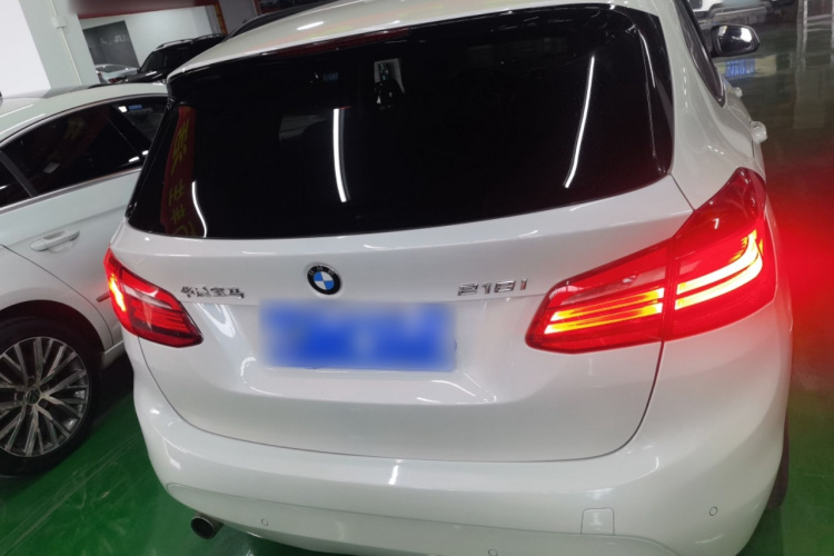 宝马2系旅行车 2016款 218i 领先型车身外观6