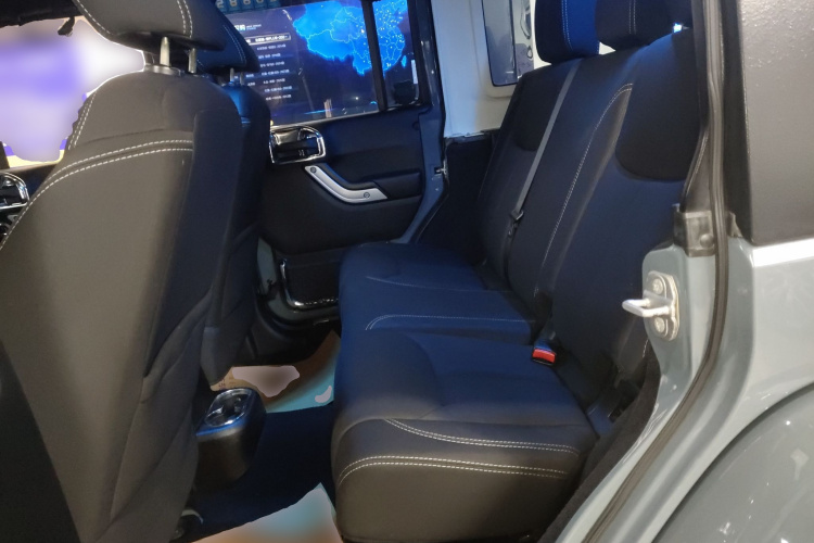 Jeep 牧马人 2014款 3.0L Sahara 四门版中控内饰21