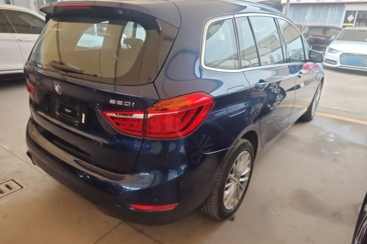 宝马2系多功能旅行车 2018款 220i 领先型车身外观7